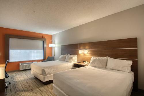 Holiday Inn Express Hotel & Suites Oshkosh - State Route 41
