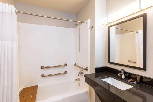 Alakai Hotel & Suites