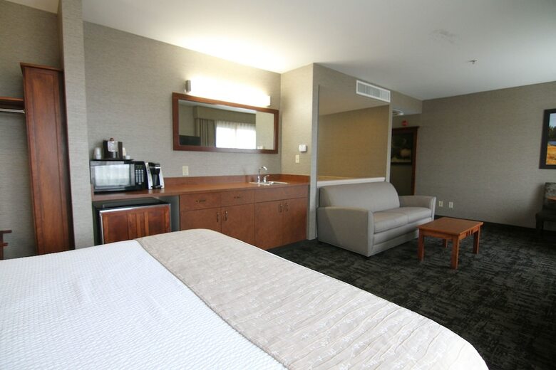 Casper C'mon Inn Hotel & Suites