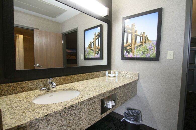 Casper C'mon Inn Hotel & Suites