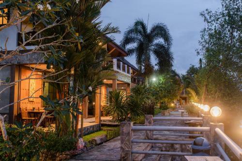Hotel Baanrimnam Resort Trat