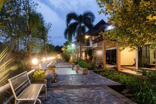 Hotel Baanrimnam Resort Trat