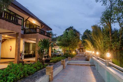 Hotel Baanrimnam Resort Trat