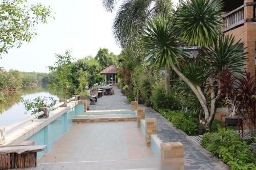 Hotel Baanrimnam Resort Trat