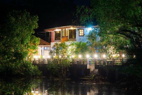 Hotel Baanrimnam Resort Trat