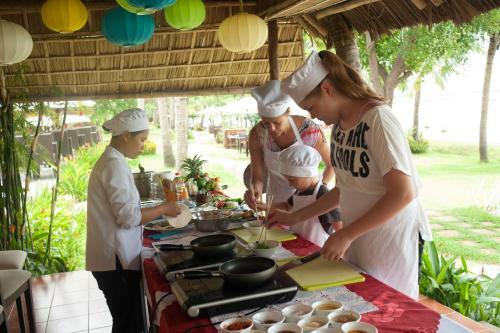 Hotel Vinh Hung Riverside Resort & Spa