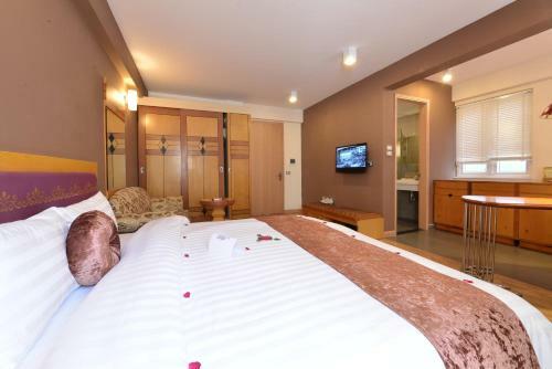 Golden Sun Villa Hotel