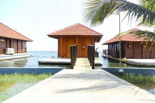 Hotel Poovar Island Resort