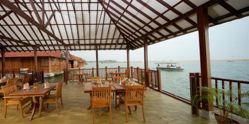 Hotel Poovar Island Resort