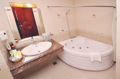 Tan Hoang Long Hotel