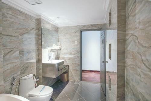 A & Em - The Petit Hotel