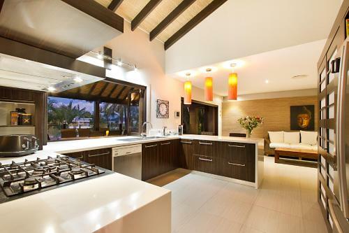 The Bali Hut On Water Central