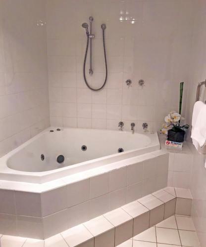 Lake Albert Motel