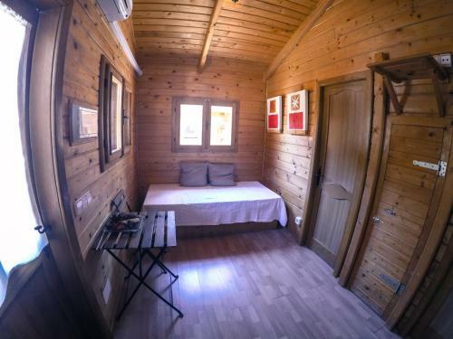 Centro De Ocio Al�a Bungalows Camping Rafting Benamej�