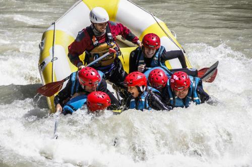 Centro De Ocio Al�a Bungalows Camping Rafting Benamej�