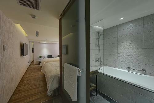 Lan Kwai Fong Garden Hotel