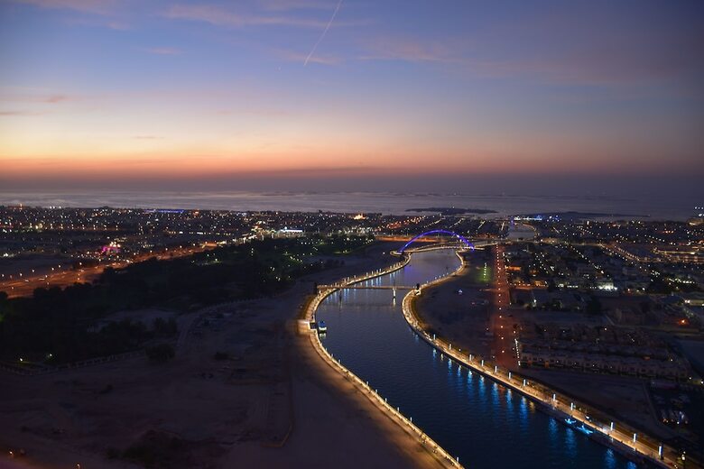 V Hotel Curio Collection By Hilton