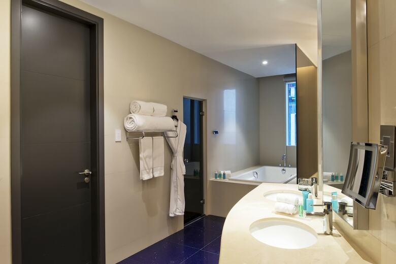 V Hotel Curio Collection By Hilton