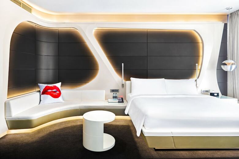 V Hotel Curio Collection By Hilton