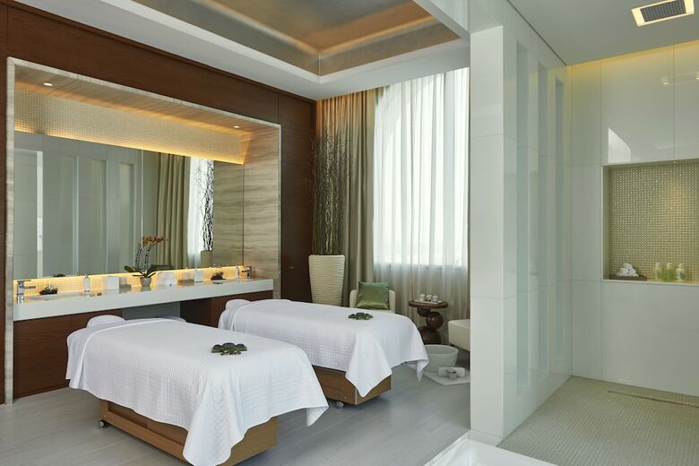 V Hotel Curio Collection By Hilton