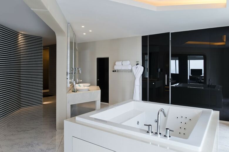 V Hotel Curio Collection By Hilton