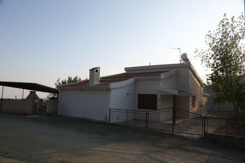 Moniatis Country House