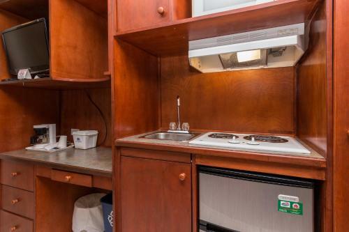 Motel Canadas Best Value Inn Chinook Station