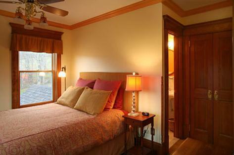 Bed & Breakfast Breezy Hill Inn