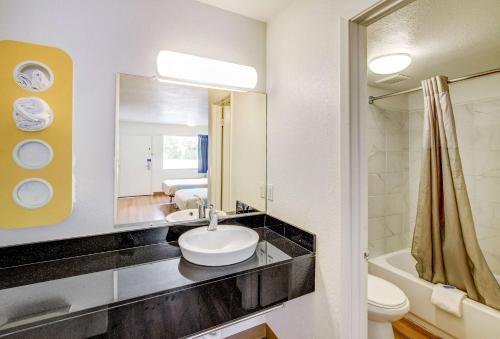 Hotel Motel 6 Waco - Lacey Lakeview