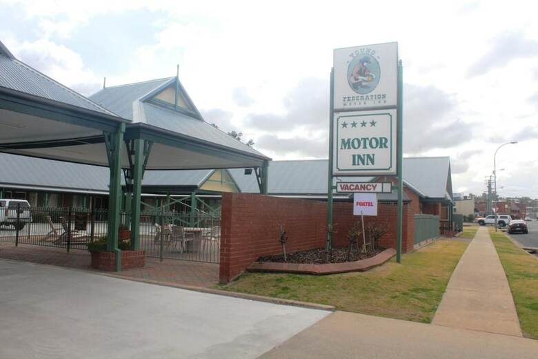 Hotel Young Federation Motor Inn