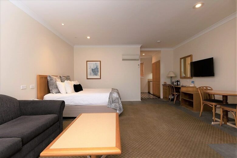 Hotel Young Federation Motor Inn
