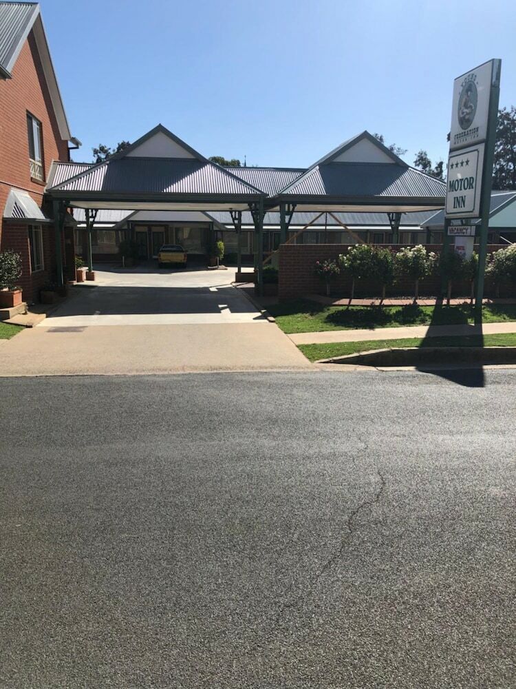 Hotel Young Federation Motor Inn
