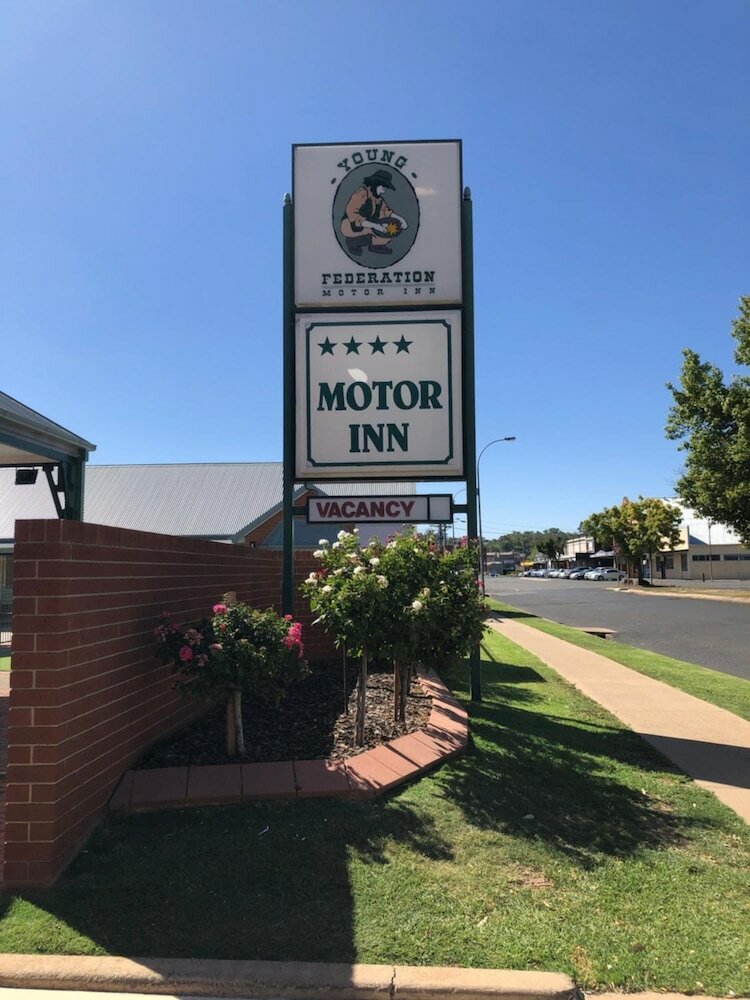 Hotel Young Federation Motor Inn