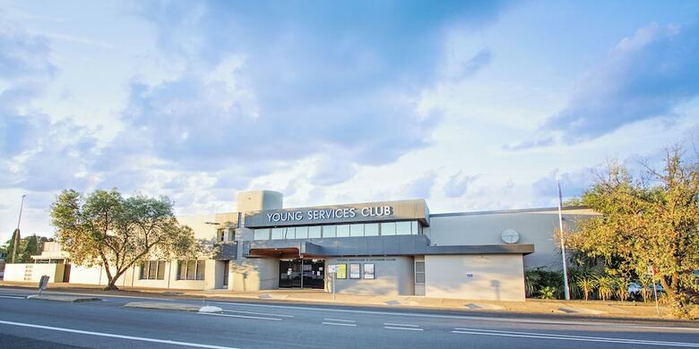 Hotel Young Federation Motor Inn