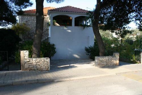 Apartments With A Parking Space Mirca (brac) - 729