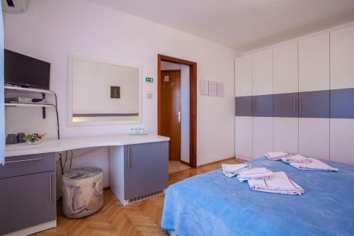 Hostal Rooms With A Parking Space Cres - 2512
