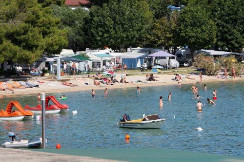 Hostal Double Room Banjol 4976c