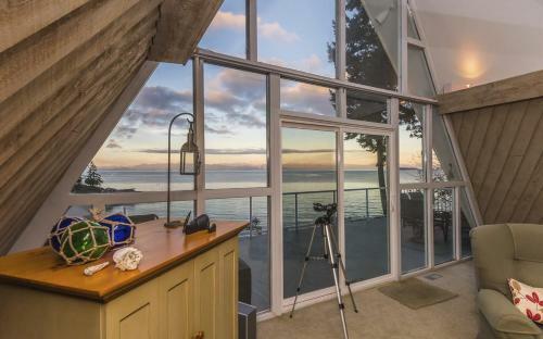 Dolphin Beach Oceanfront Cottage