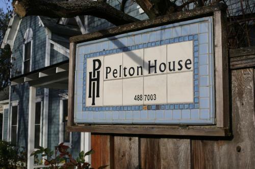 Hostal Pelton Guest House