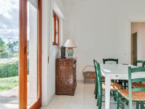 Peaceful Holiday Home With Fireplace, Garden And Parking