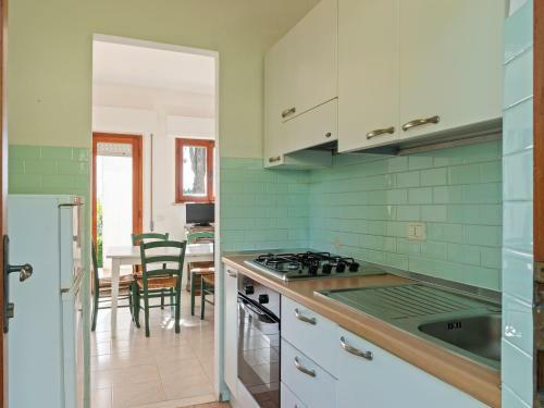 Peaceful Holiday Home With Fireplace, Garden And Parking