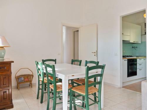 Peaceful Holiday Home With Fireplace, Garden And Parking