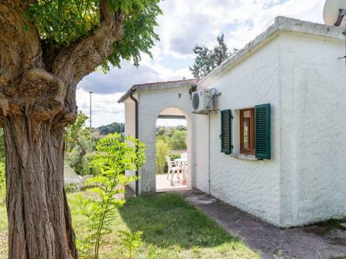 Peaceful Holiday Home With Fireplace, Garden And Parking