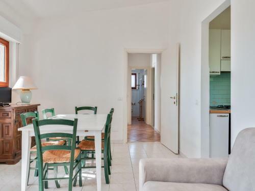 Peaceful Holiday Home With Fireplace, Garden And Parking