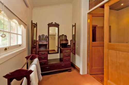 Rose Cottage - Historic Luxury