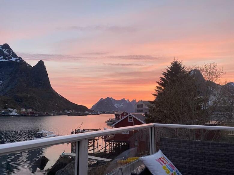 Reine Retro Villa - Cozy With A Fantastic View