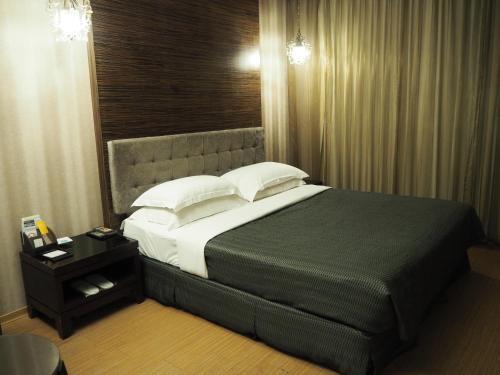 The Riverside Hotel & Motel
