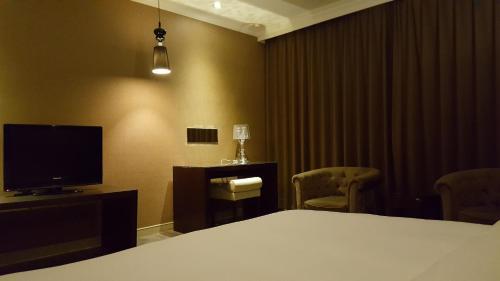 The Riverside Hotel & Motel