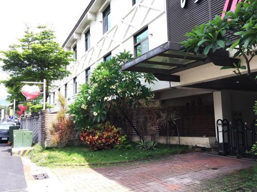 The Riverside Hotel & Motel
