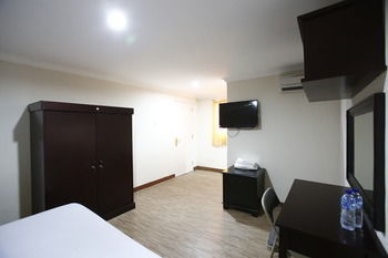 Hotel Reddoorz @ Lebak Bulus Raya 2